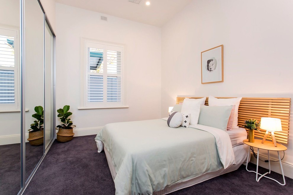 Modelo de dormitorio contemporáneo pequeño sin chimenea con paredes blancas, moqueta y suelo gris