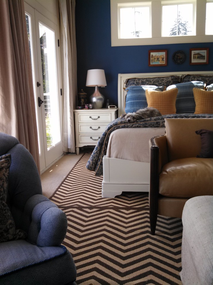 Идея дизайна: большая хозяйская спальня в морском стиле с синими стенами, ковровым покрытием, двусторонним камином и фасадом камина из дерева