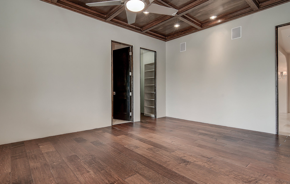 Modelo de habitación de invitados clásica renovada extra grande sin chimenea con suelo de madera en tonos medios