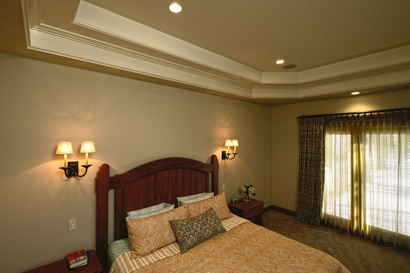 Идея дизайна: хозяйская спальня среднего размера в средиземноморском стиле с бежевыми стенами, ковровым покрытием и угловым камином