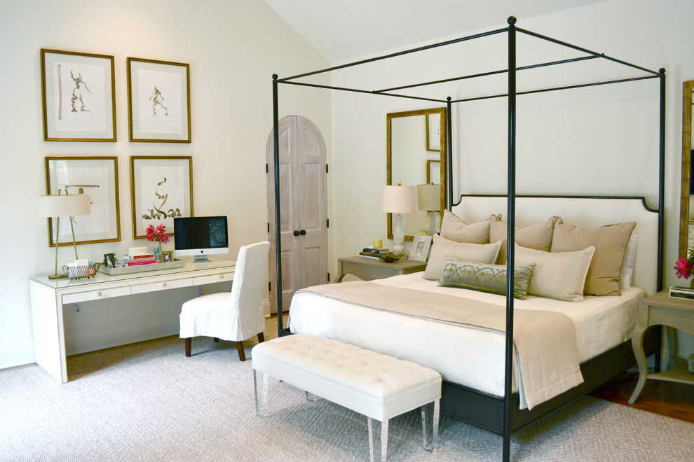 Ispirazione per una camera da letto tradizionale con pareti beige e pavimento in legno massello medio