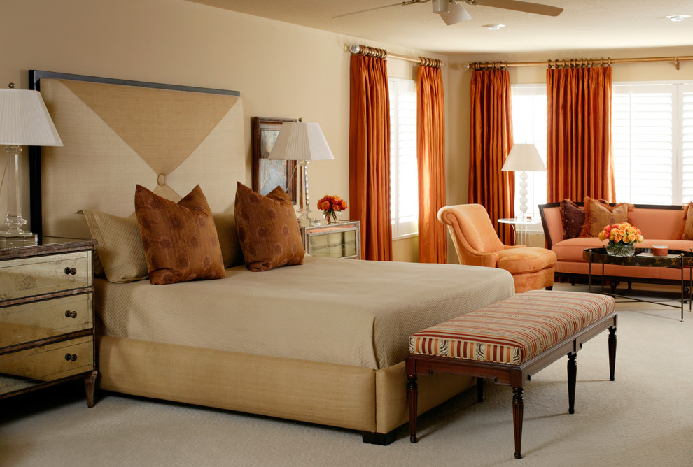 Mittelgroßes Modernes Hauptschlafzimmer ohne Kamin mit beiger Wandfarbe und Teppichboden in Little Rock
