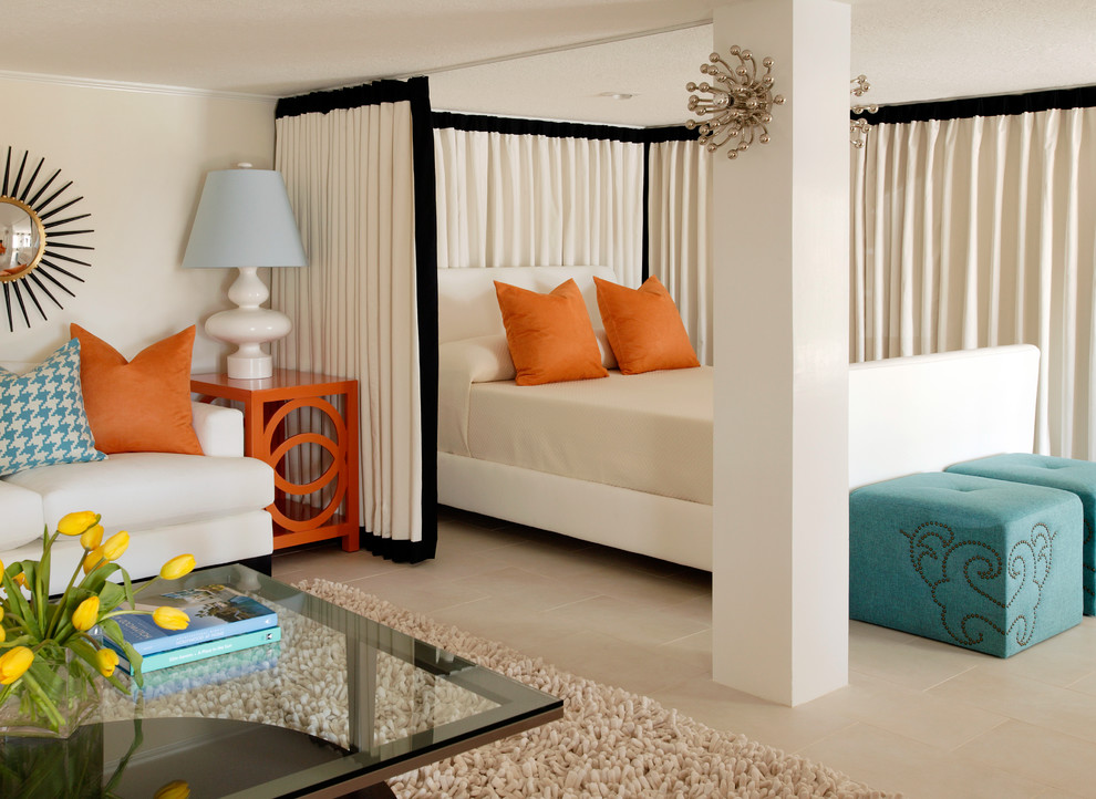 Mittelgroßes Modernes Schlafzimmer ohne Kamin mit beiger Wandfarbe und Keramikboden in Little Rock
