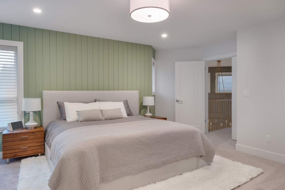 Großes Modernes Hauptschlafzimmer mit grüner Wandfarbe, Teppichboden, grauem Boden und Holzdielenwänden in Vancouver