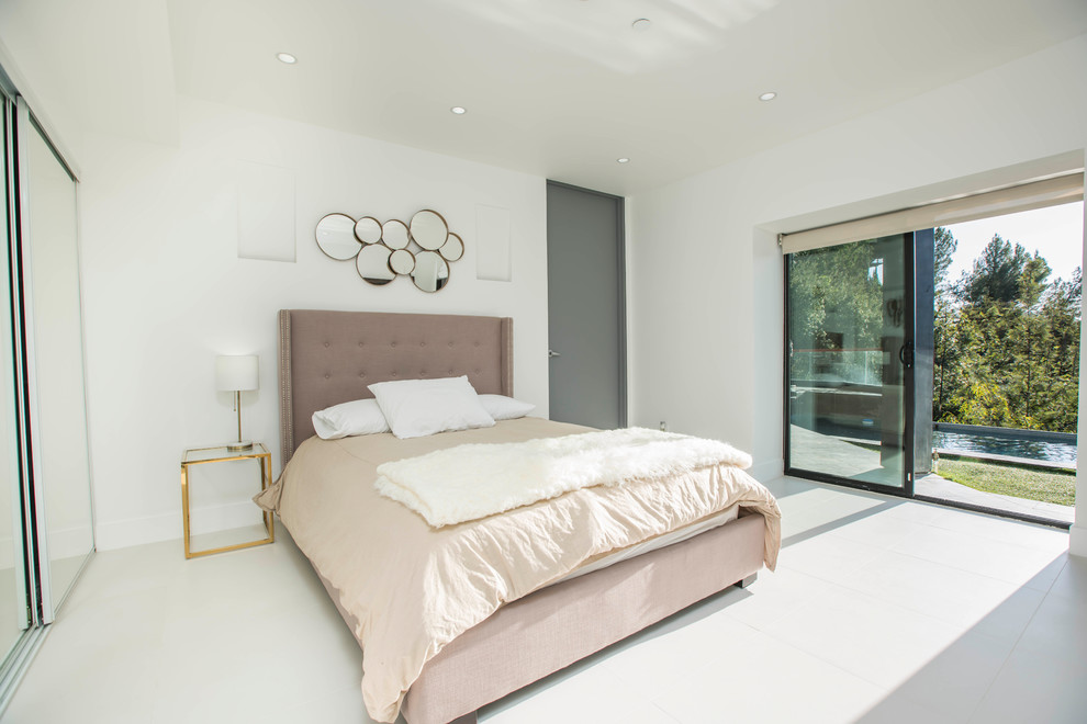 Immagine di una camera matrimoniale chic con pareti bianche e pavimento beige