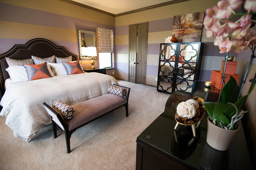 На фото: большая хозяйская спальня в стиле модернизм с фиолетовыми стенами, ковровым покрытием и серым полом без камина