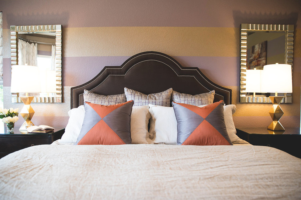 Стильный дизайн: большая хозяйская спальня в стиле неоклассика (современная классика) с фиолетовыми стенами, ковровым покрытием и серым полом без камина - последний тренд