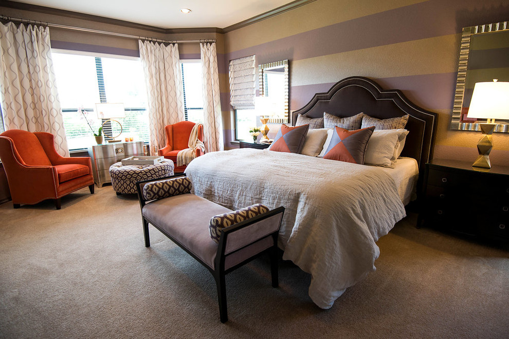 Источник вдохновения для домашнего уюта: большая хозяйская спальня в стиле модернизм с фиолетовыми стенами, ковровым покрытием и серым полом без камина