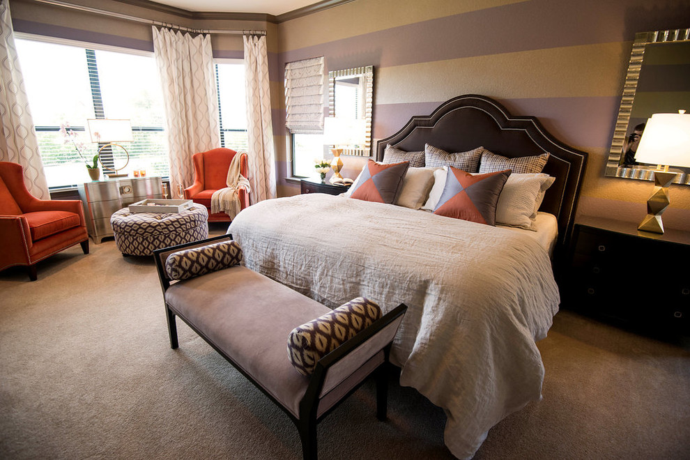 Свежая идея для дизайна: большая хозяйская спальня в стиле модернизм с фиолетовыми стенами, ковровым покрытием и серым полом без камина - отличное фото интерьера