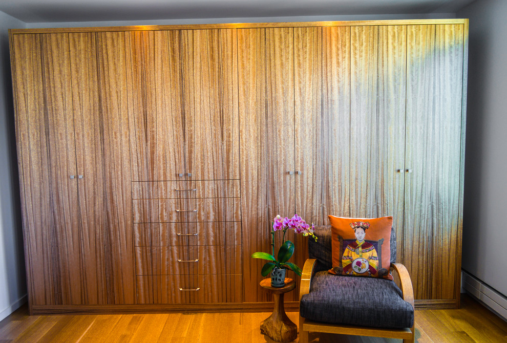 サンフランシスコにある広いコンテンポラリースタイルのおしゃれな主寝室 (白い壁、淡色無垢フローリング) のレイアウト