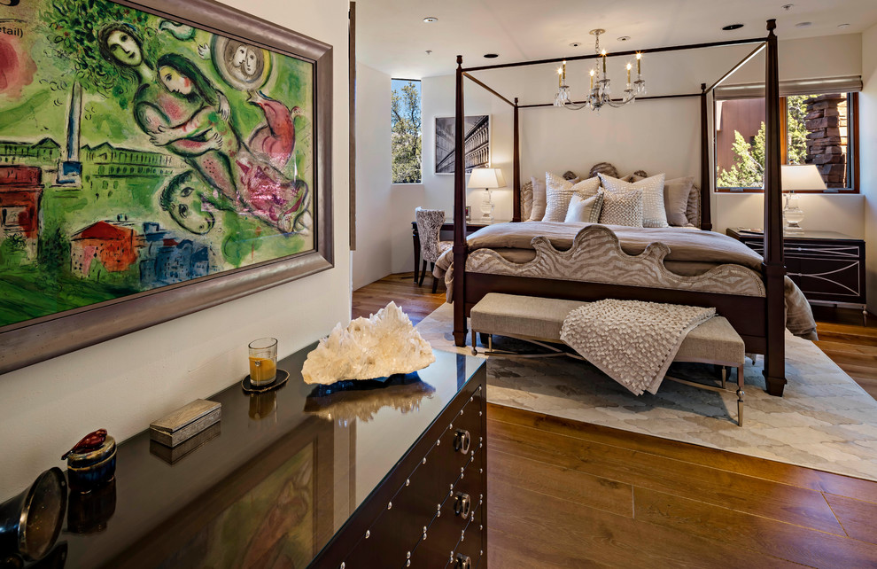 Modelo de dormitorio de estilo americano con paredes blancas, suelo de madera en tonos medios y suelo marrón