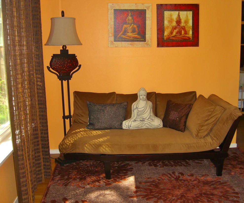 サンフランシスコにある中くらいなアジアンスタイルのおしゃれな主寝室 (黄色い壁、無垢フローリング、暖炉なし)