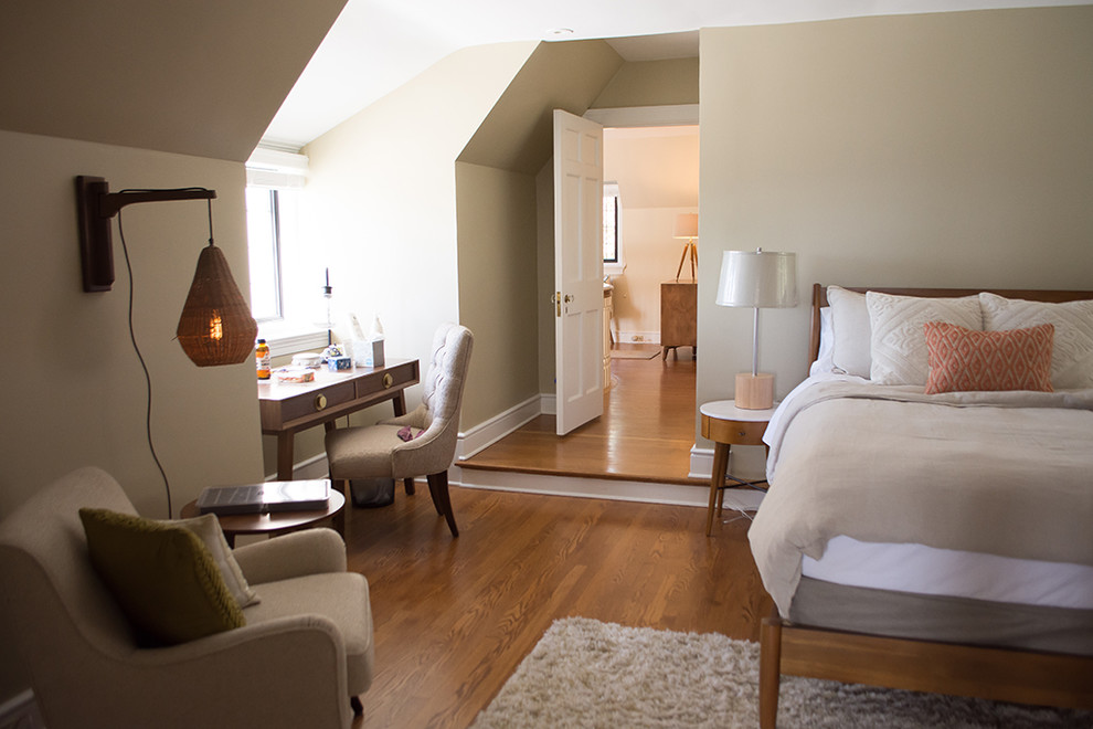 На фото: хозяйская спальня среднего размера в стиле ретро с бежевыми стенами, паркетным полом среднего тона и коричневым полом с