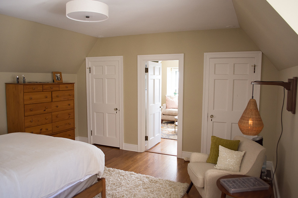Пример оригинального дизайна: хозяйская спальня среднего размера в стиле ретро с бежевыми стенами, паркетным полом среднего тона и коричневым полом