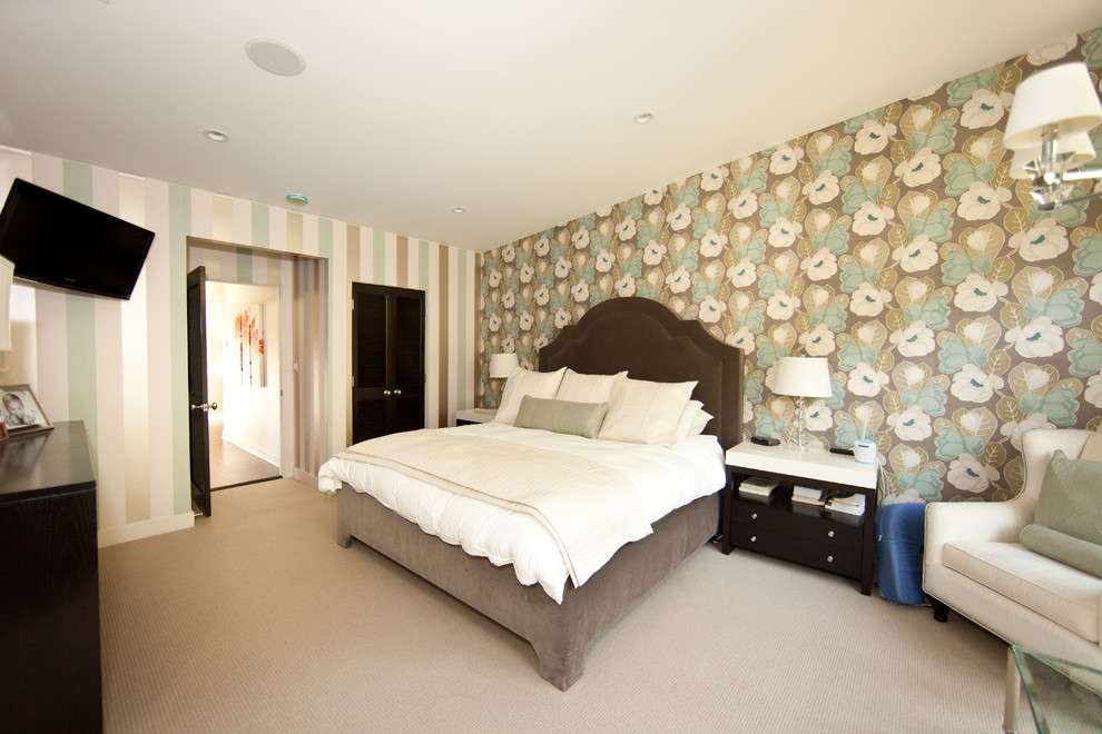 Пример оригинального дизайна: спальня в стиле фьюжн с разноцветными стенами и ковровым покрытием