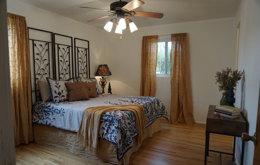 Mittelgroßes Modernes Hauptschlafzimmer ohne Kamin mit beiger Wandfarbe, braunem Holzboden und braunem Boden in Albuquerque