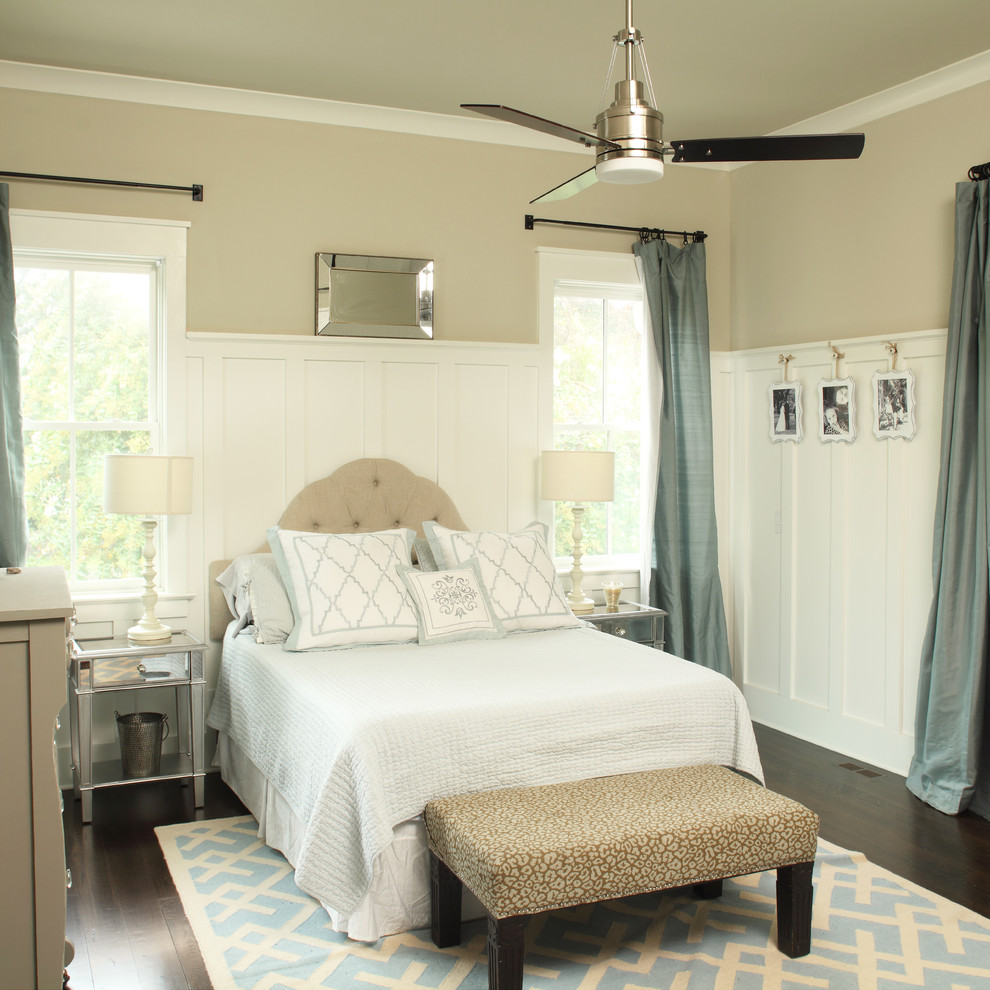 Klassisches Schlafzimmer mit beiger Wandfarbe und dunklem Holzboden in Charleston
