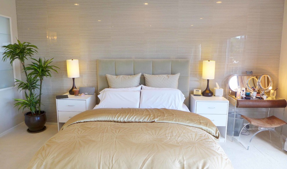 Свежая идея для дизайна: хозяйская спальня среднего размера в стиле неоклассика (современная классика) с бежевыми стенами и ковровым покрытием без камина - отличное фото интерьера