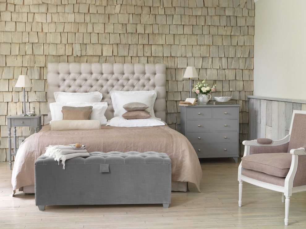 Modelo de dormitorio principal clásico de tamaño medio con paredes beige y suelo de madera en tonos medios