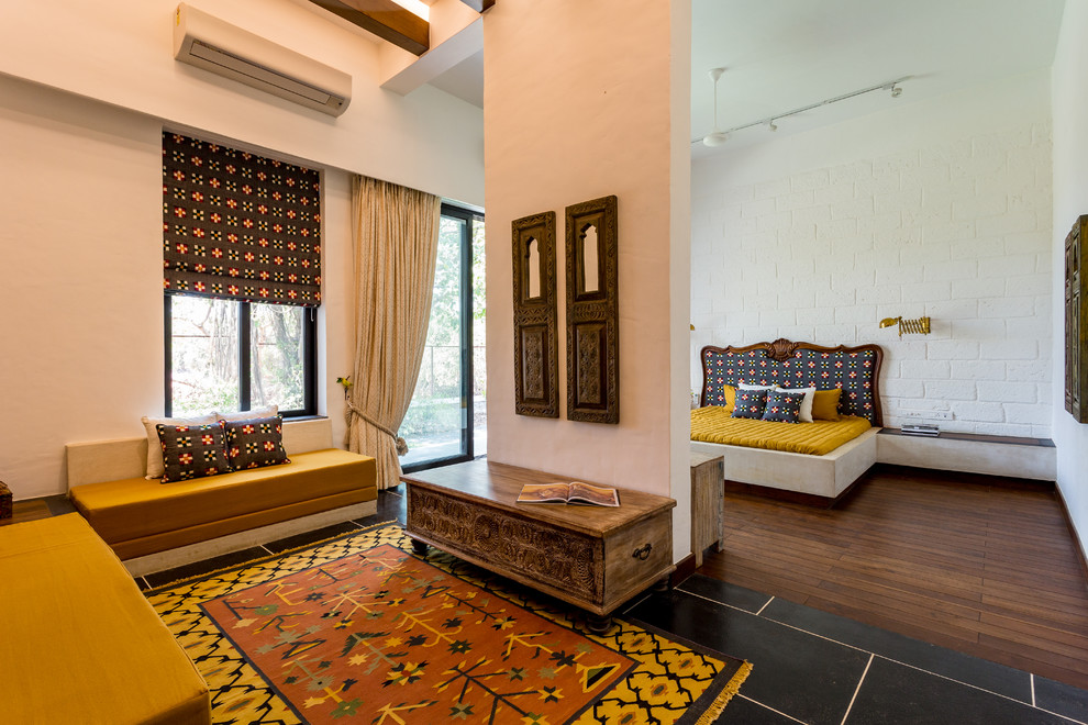 ムンバイにあるエクレクティックスタイルのおしゃれな寝室 (白い壁、濃色無垢フローリング、暖炉なし) のレイアウト