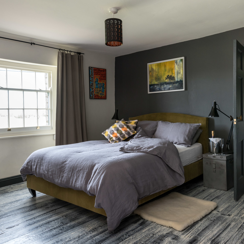Идея дизайна: хозяйская спальня в стиле рустика с серыми стенами и деревянным полом