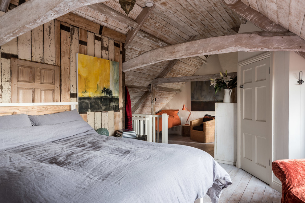 Mittelgroßes Uriges Schlafzimmer mit beiger Wandfarbe, gebeiztem Holzboden und weißem Boden in Sonstige
