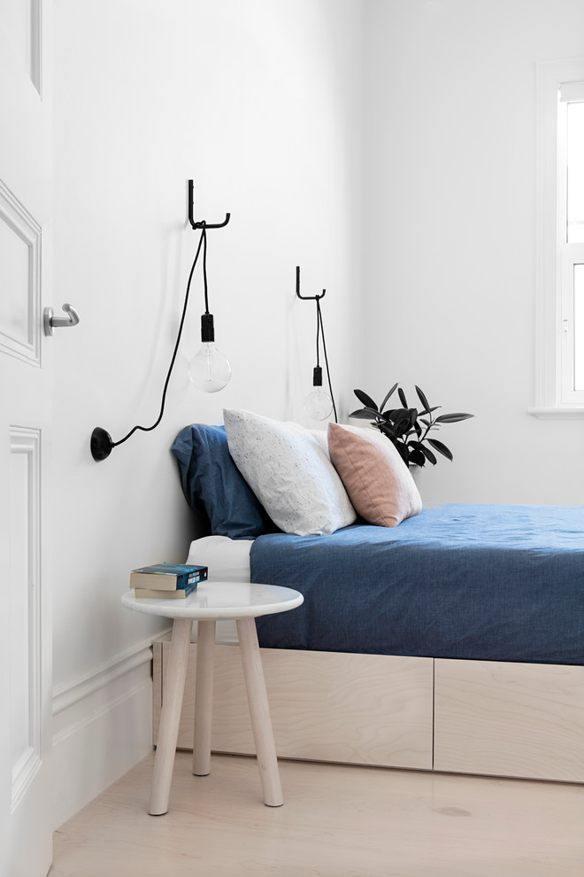 Идея дизайна: хозяйская спальня в скандинавском стиле с светлым паркетным полом