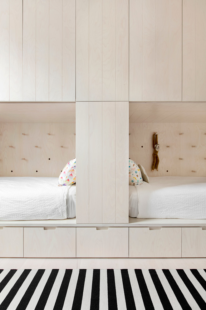 Inspiration för ett minimalistiskt sovrum, med ljust trägolv