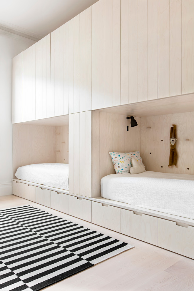 Bild på ett nordiskt sovrum, med ljust trägolv