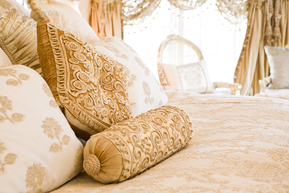 Источник вдохновения для домашнего уюта: хозяйская спальня в классическом стиле
