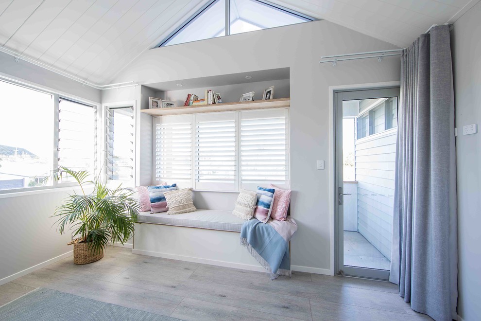 Mittelgroßes Maritimes Hauptschlafzimmer mit weißer Wandfarbe, gebeiztem Holzboden und grauem Boden in Gold Coast - Tweed