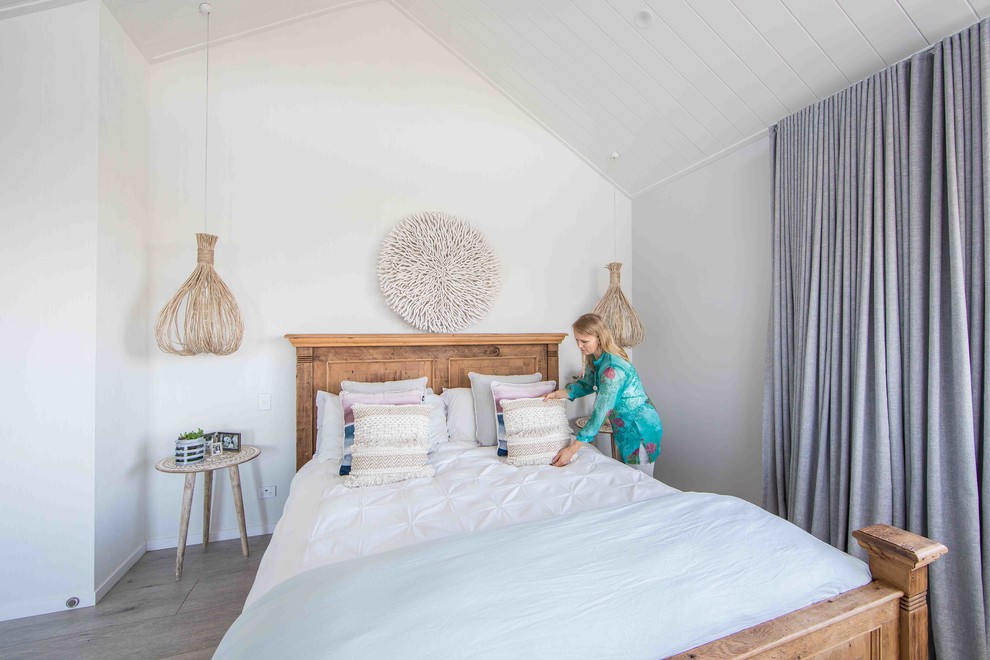 Стильный дизайн: хозяйская спальня среднего размера в морском стиле с белыми стенами, деревянным полом и серым полом - последний тренд
