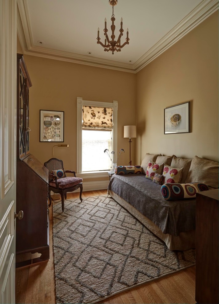 Kleines Eklektisches Gästezimmer mit gelber Wandfarbe und braunem Holzboden in Chicago