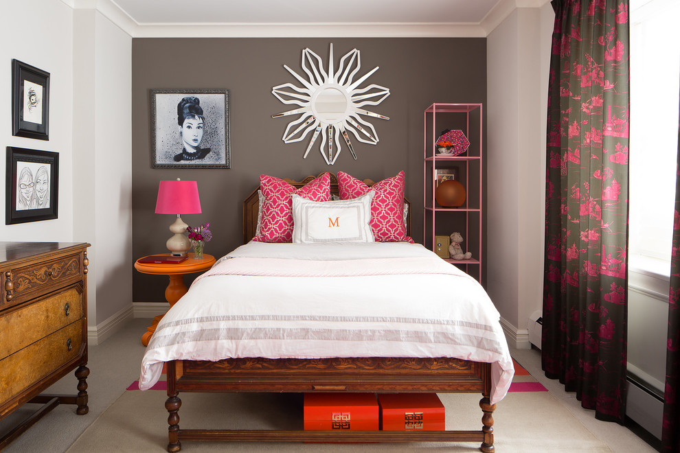 На фото: спальня в стиле фьюжн с черными стенами, ковровым покрытием и бежевым полом с