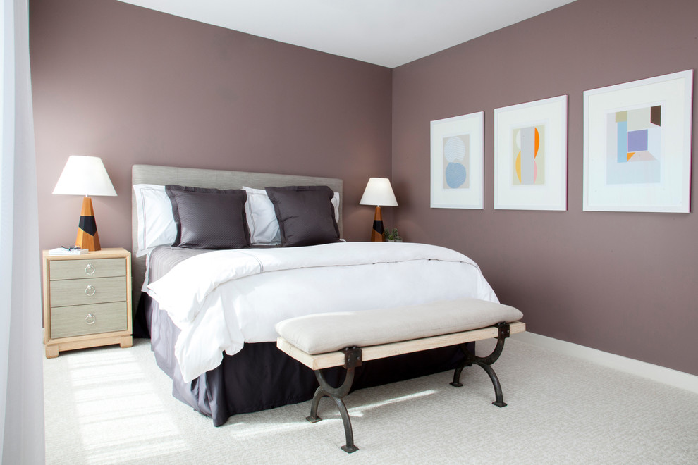 Modern inredning av ett mellanstort sovrum, med lila väggar och heltäckningsmatta