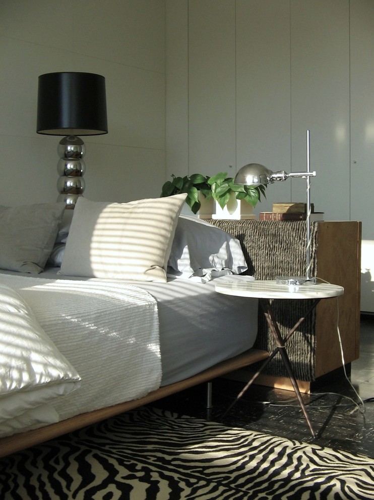 Свежая идея для дизайна: маленькая хозяйская спальня в стиле ретро с белыми стенами и полом из линолеума для на участке и в саду - отличное фото интерьера