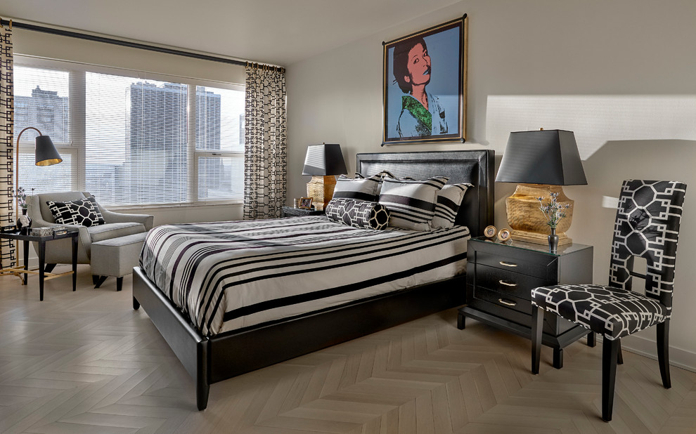 На фото: хозяйская спальня среднего размера в современном стиле с бежевыми стенами, светлым паркетным полом и коричневым полом без камина с
