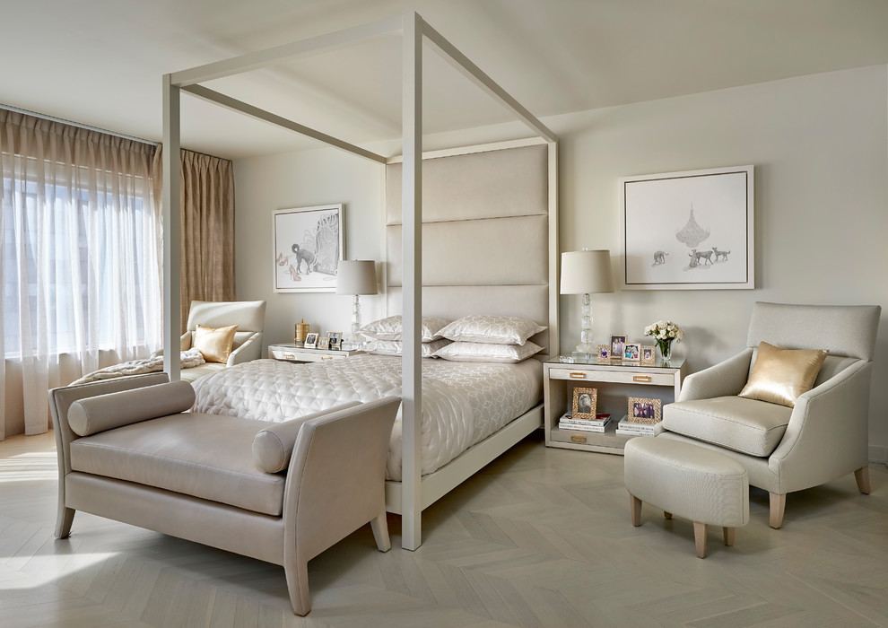 Immagine di una grande camera matrimoniale classica con pareti beige, parquet chiaro e pavimento beige