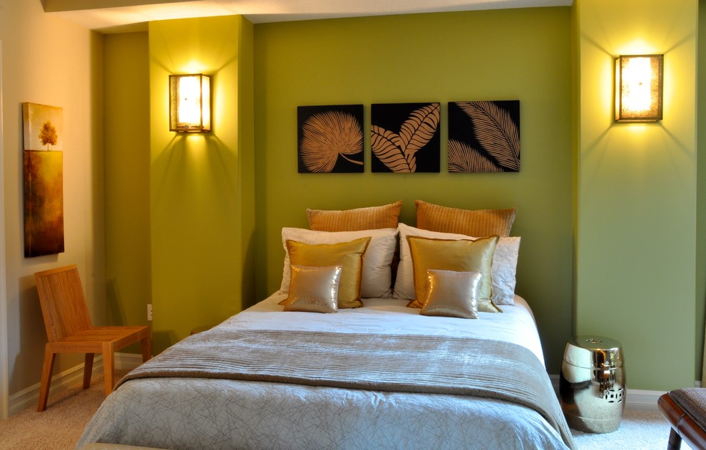 Cette photo montre une chambre exotique de taille moyenne avec un mur vert et aucune cheminée.