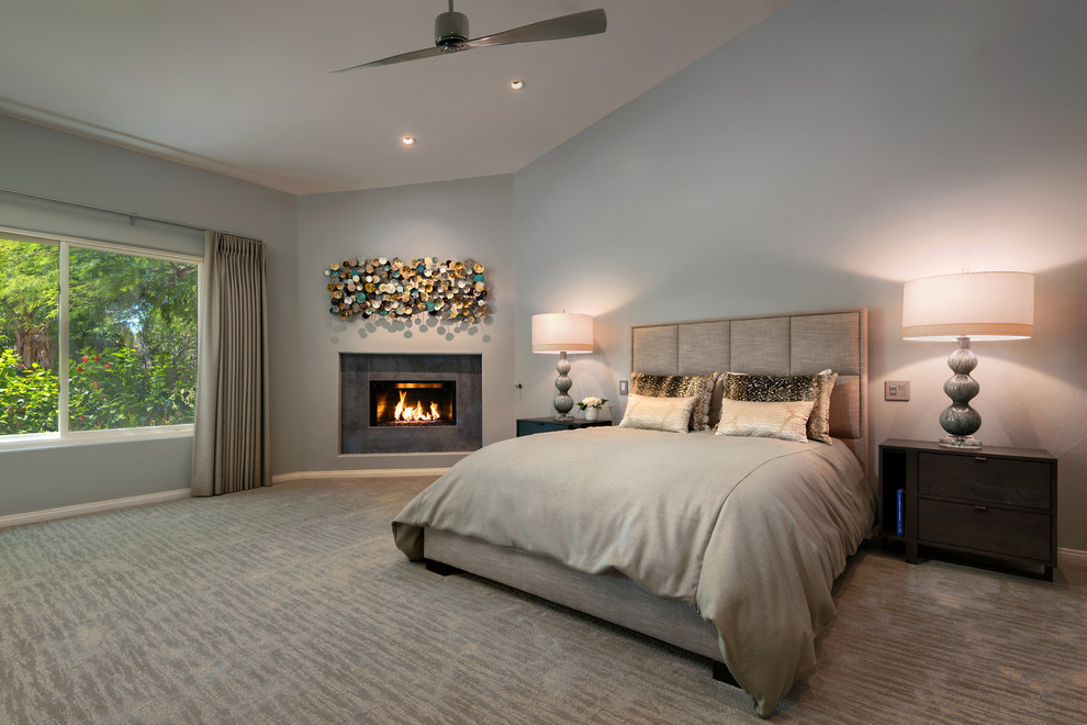 フェニックスにある広いトランジショナルスタイルのおしゃれな主寝室 (グレーの壁、コーナー設置型暖炉、金属の暖炉まわり、照明) のレイアウト