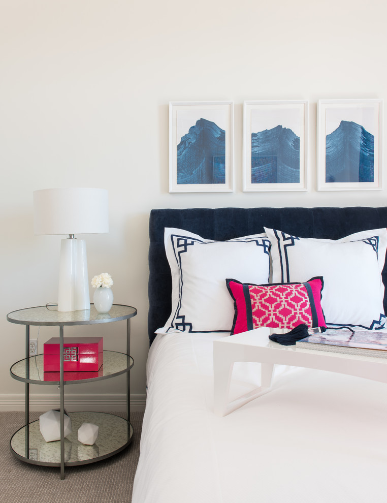 Modelo de habitación de invitados clásica renovada de tamaño medio con paredes beige y moqueta