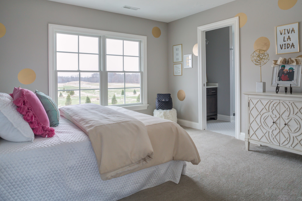 Foto de habitación de invitados campestre de tamaño medio sin chimenea con paredes grises y moqueta