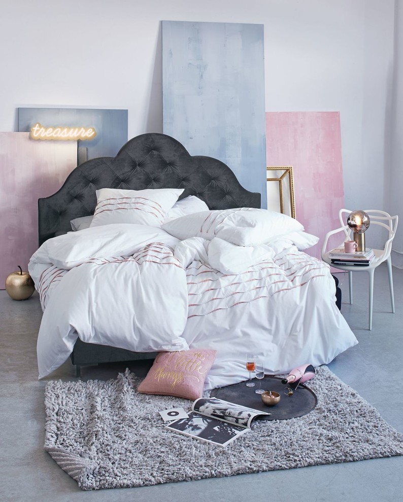 На фото: большая спальня в стиле кантри с серыми стенами без камина