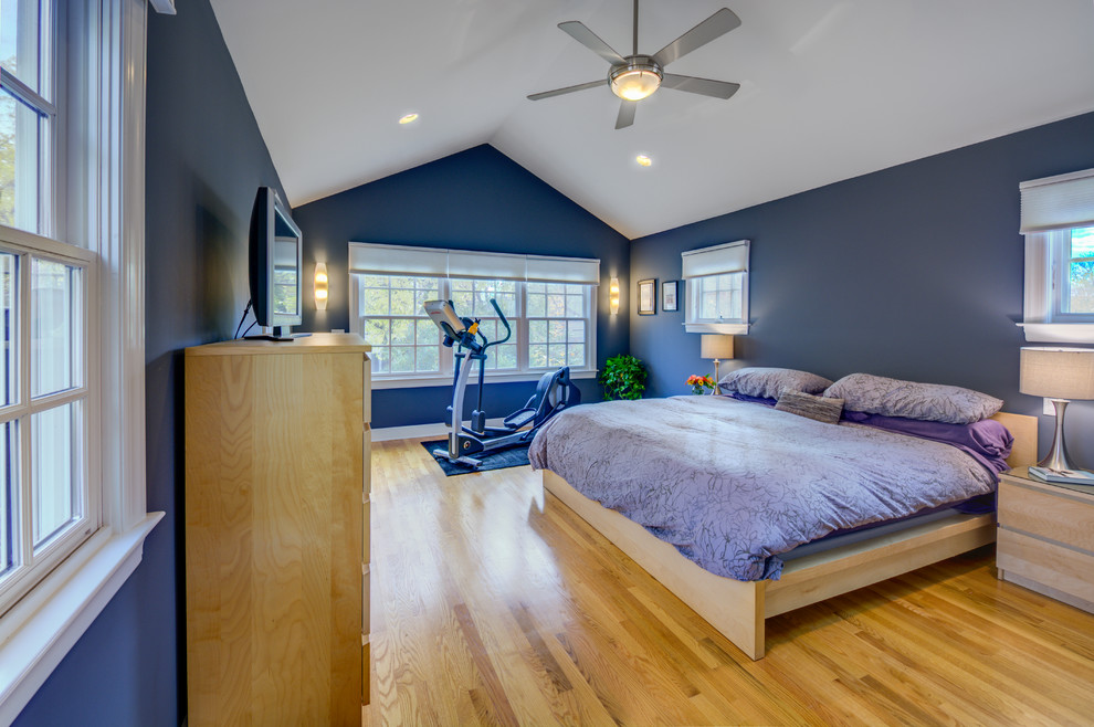 Ejemplo de dormitorio principal clásico grande con paredes grises y suelo de madera en tonos medios