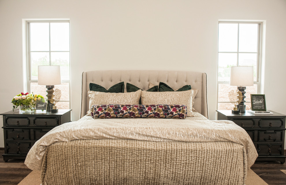 Diseño de dormitorio principal de estilo americano grande con paredes blancas, suelo de madera oscura y suelo marrón