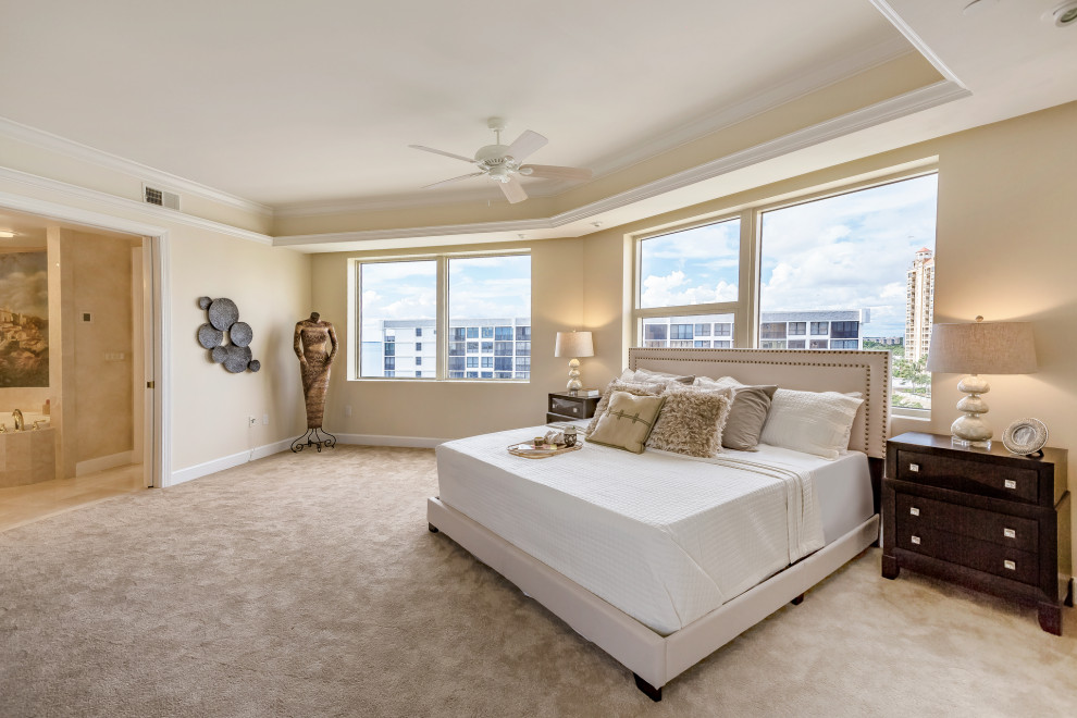Foto de dormitorio principal actual grande con paredes beige, moqueta y suelo beige