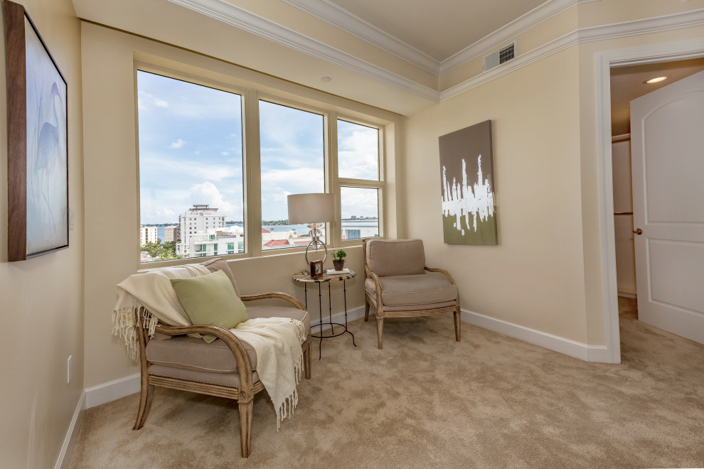 Imagen de dormitorio actual grande con paredes beige, moqueta y suelo beige