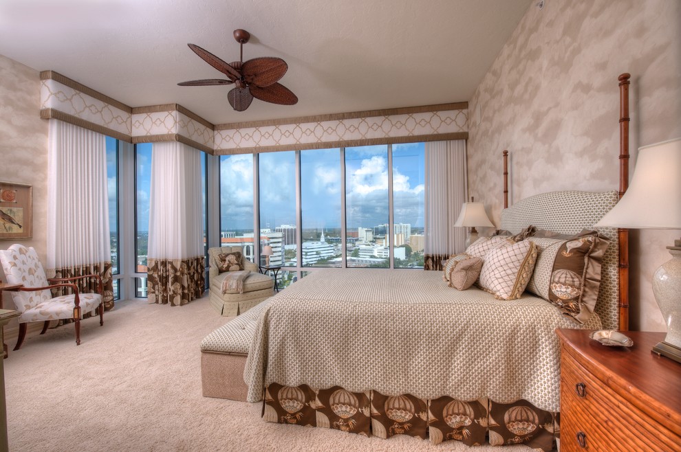Großes Klassisches Hauptschlafzimmer mit beiger Wandfarbe und Teppichboden in Tampa