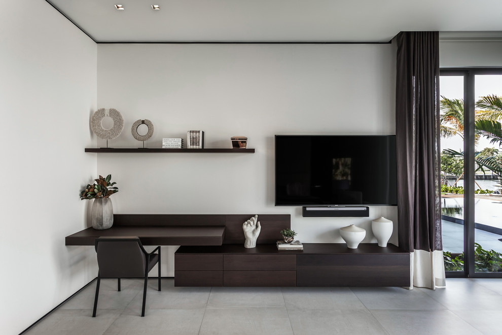 Idee per un'ampia camera matrimoniale minimal con pareti marroni, pavimento con piastrelle in ceramica e pavimento grigio