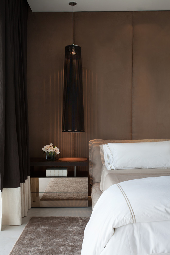 Пример оригинального дизайна: огромная гостевая спальня (комната для гостей) в современном стиле с коричневыми стенами, полом из керамической плитки и белым полом без камина